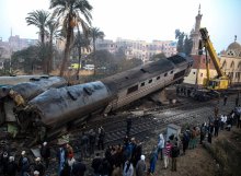 مصرع 10 أشخاص وإصابة 15 آخرين في تصادم قطارين بمصر