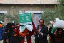 سلال غذائية سعودية لنازحي الحديدة