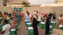 مركز الملك سلمان للإغاثة يواصل توزيع السلال الغذائية للنازحين في مديرية الخوخة بمحافظة الحديدة
