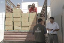 مركز الملك سلمان للإغاثة يسلم وحدة الأورام السرطانية بشبوة تجهيزات فنية 