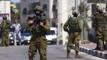 قوات الاحتلال تعتقل 4 مواطنين وتنصب حواجز عسكرية في الخليل