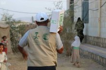 سلمان للإغاثة يوزع 450 كرتون تمر في المهرة