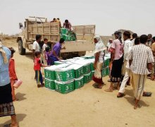مركز الملك سلمان للإغاثة يوزع سلالاً غذائية في مديرية حيران بمحافظة حجة