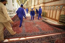 تجديد سجاد التوسعة الغربية للمسجد النبوي الشريف