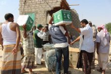 مركز الملك سلمان للإغاثة يواصل توزيع المواد الغذائية والإيوائية للمتأثرين بإعصار "لبان" في محافظة المهرة