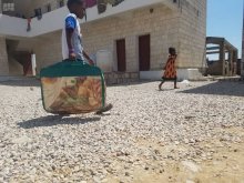 مركز الملك سلمان للإغاثة يوزع 49 طنًا من السلال الغذائية للمتأثرين بإعصار "لبان" 