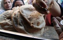 القاهرة: لا خطط لرفع سعر الخبز أو إلغاء مجانية العلاج