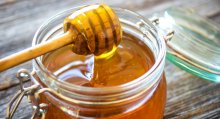 تحذير من إضافة العسل إلى المشروبات الدافئة