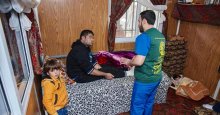 سلمان للإغاثة يعالج المرضى العجزة من اللاجئين السوريين في منازلهم بمخيم الزعتري