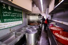 مركز الملك سلمان للإغاثة يواصل توزيع الوجبات الساخنة للنازحين السوريين في ريف حلب