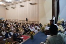 جانب من الحضور الملتقى في مقر البرلمان القمري