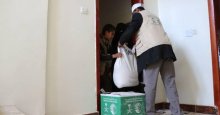 مركز الملك سلمان للإغاثة يسلم عائلات 180 يتيمًا ويتيمةً سلالاً غذائية في مأرب