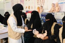 مركز الملك سلمان للإغاثة ينظم دورة الإسعافات الأولية لمعيلات الأسر بمحافظة حضرموت