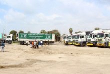 مركز الملك سلمان للإغاثة يسلم الدفعة الثالثة من شحنة الأدوية والمحاليل لغسيل الكلى في عدن