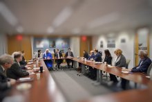 د.العيسى خلال لقاءه اعضاء معهد واشنطن في العاصمة الأمريكية واشنطن.