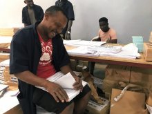 الناخبون في السنغال يدلون بأصواتهم في الانتخابات الرئاسية