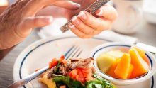 مطالعة الهاتف أثناء الأكل يؤدي إلى السمنة 