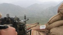 مدفعية الجيش اليمني تستهدف مواقع المليشيا في جبهة حمك بالضالع