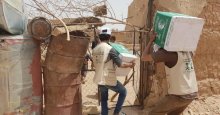 مركز الملك سلمان للإغاثة يوزع 600 سلة غذائية على النازحين في الجوف اليمنية
