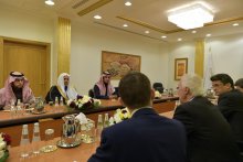 د.العيسى يلتقي السيد جيل دي كيرشوف والوفد المرافق له.