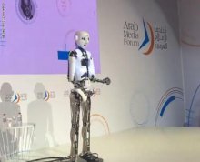 أبوظبي .. أول مذيع "روبوت" ناطق بالعربية في العالم