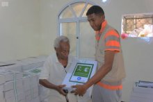 مركز الملك سلمان للإغاثة يوزع 1,300 كرتون تمر في مدينة المكلا بمحافظة حضرموت