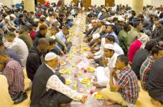 خيمة رمضانية تعيد موائد الإفطار إلى قلب مدن بريطانيا