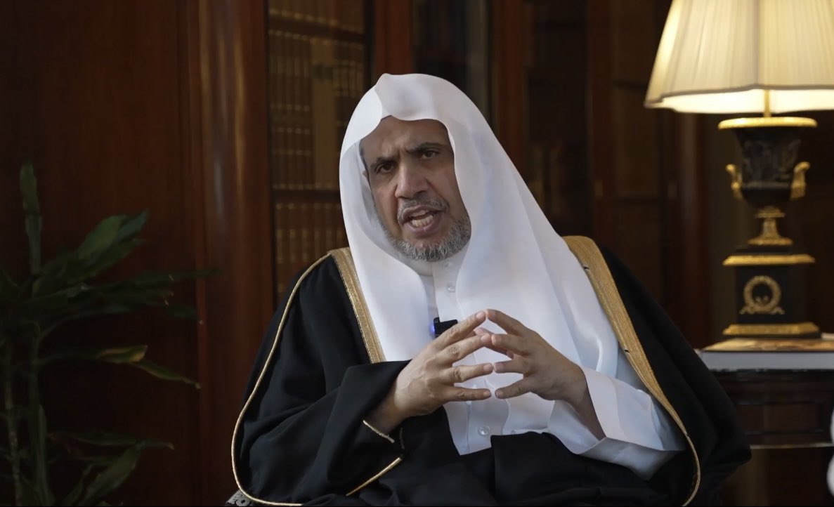 Di hadapan Yang Mulia Wakil Presiden RI, Mufti senior, ulama dan cendekiawan dari dalam dan luar Indonesia: