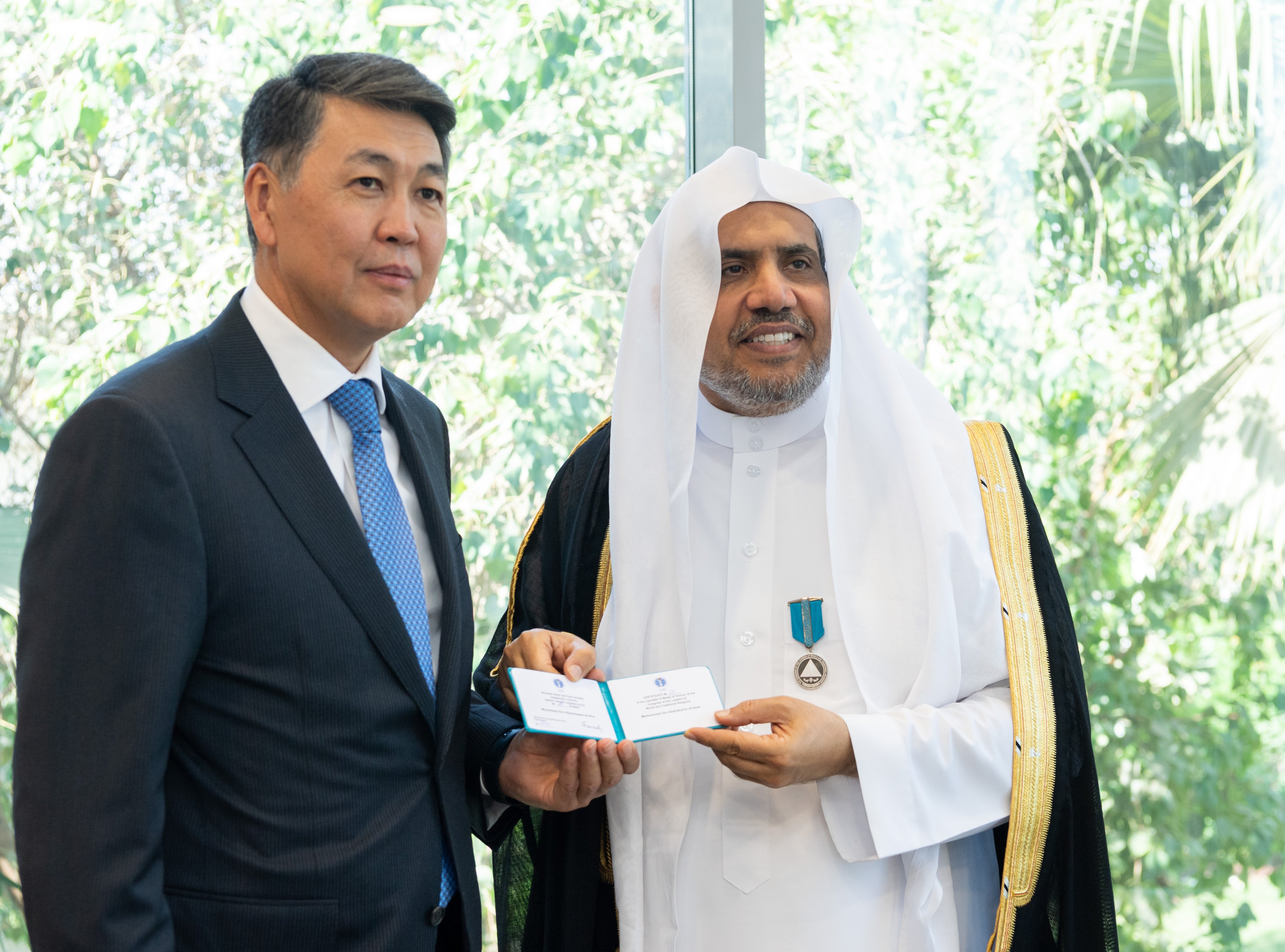 ‎مملکت سعودی عرب میں قازقستان کے سفیر صدر کے فرمان کے مطابق عزت مآب شیخ ڈاکٹر محمد العیسی کو  مذہبی قیادت کانفرنس کا اعزازی تمغہ  پیش  کر رہے ہیں