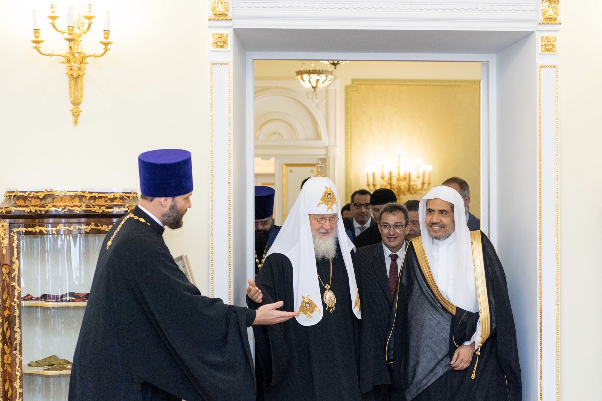 Ce matin à Moscou : «Sommet historique» dans la cathédrale orthodoxe entre le Secrétaire général  de la Ligue Islamique Mondiale D. Mohammad Alissa et le Patriarche de Moscou Cyrille Premier en présence de grands responsables religieux de Russie.