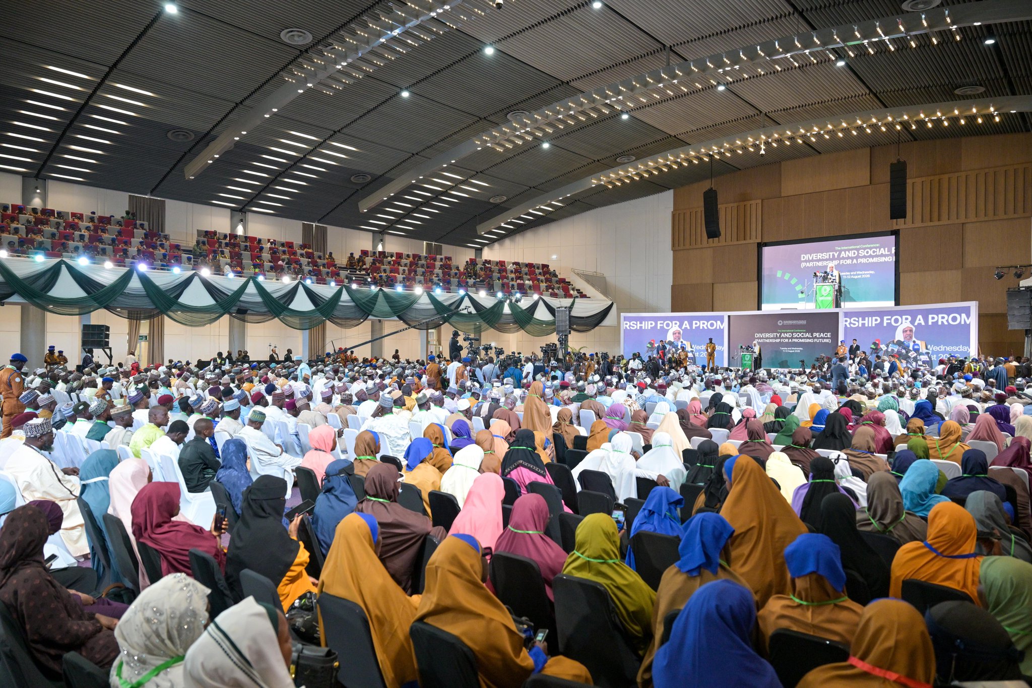 Foto-foto dari Konferensi Internasional yang diselenggarakan—pada malam ini—di ibu kota Nigeria, "Abuja", di bawah naungan Yang Mulia Presiden, serta partisipasi Yang Mulia Syekh Dr. Mohammed Al-Issa