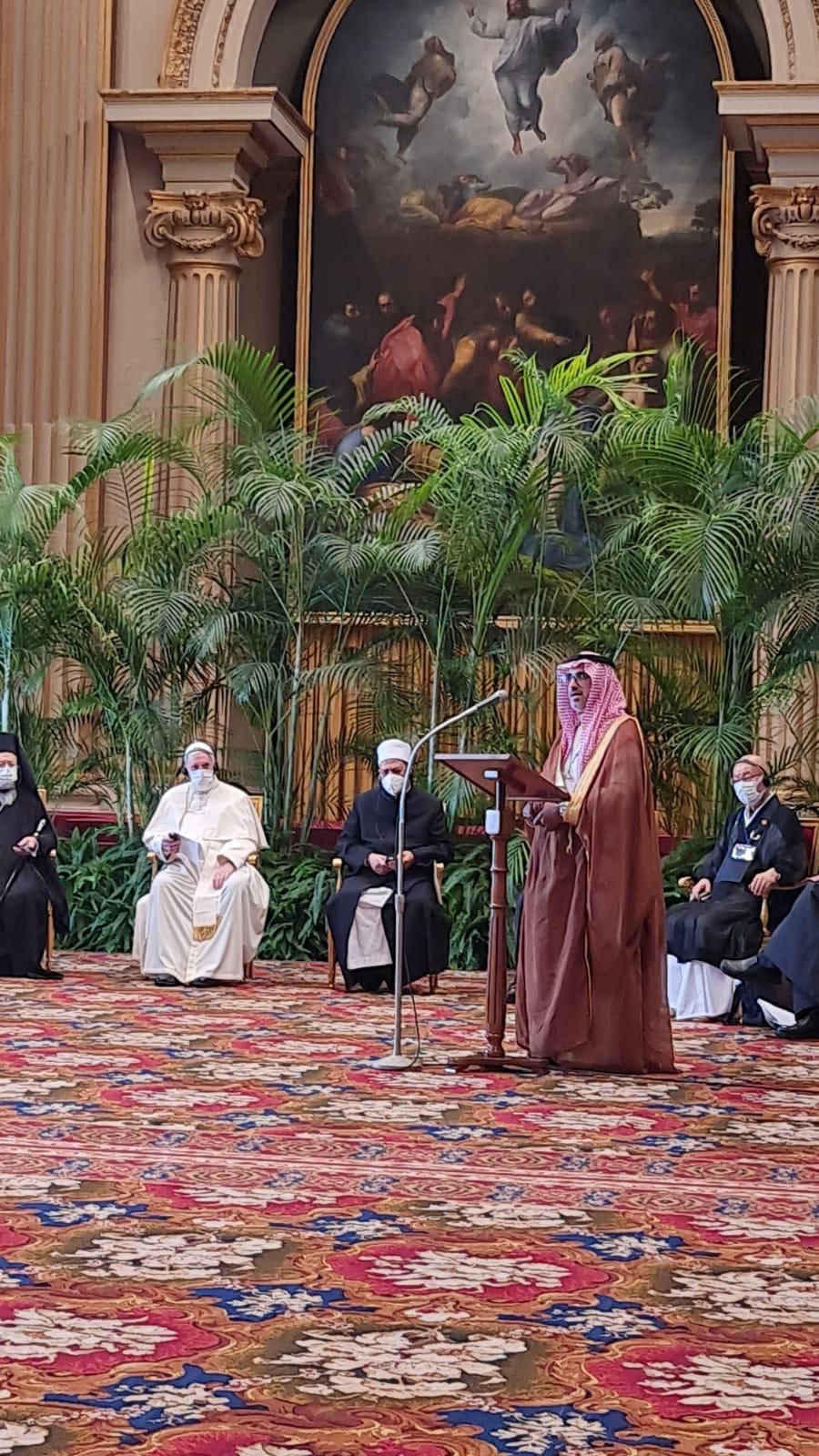 En présence du Pape François : Cheikh Mushabab Al-Qahtani prononce un discours au nom du Secrétaire général de la LIM cheikh Mohammad Alissa lors de la conférence :