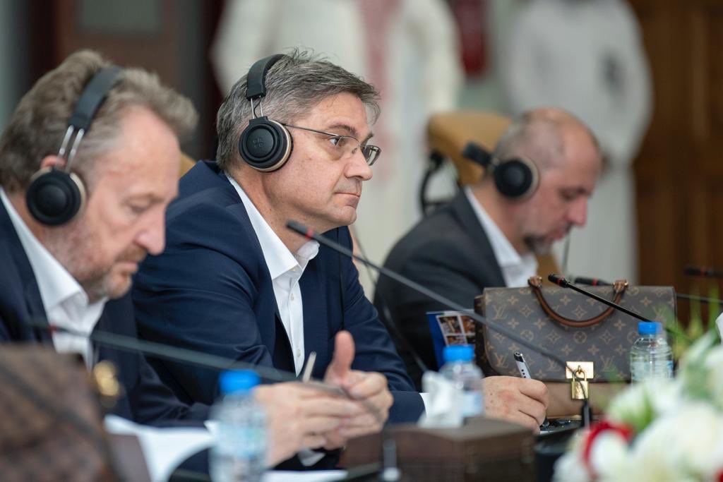 La Ligue Islamique Mondiale reçoit le président du conseil des ministres de Bosnie Herzégovine Denis Zvizdić, le président du parti démocrate Bakir Izetbegović et leur délégation qui ont loué les efforts de la LIM dans le monde.