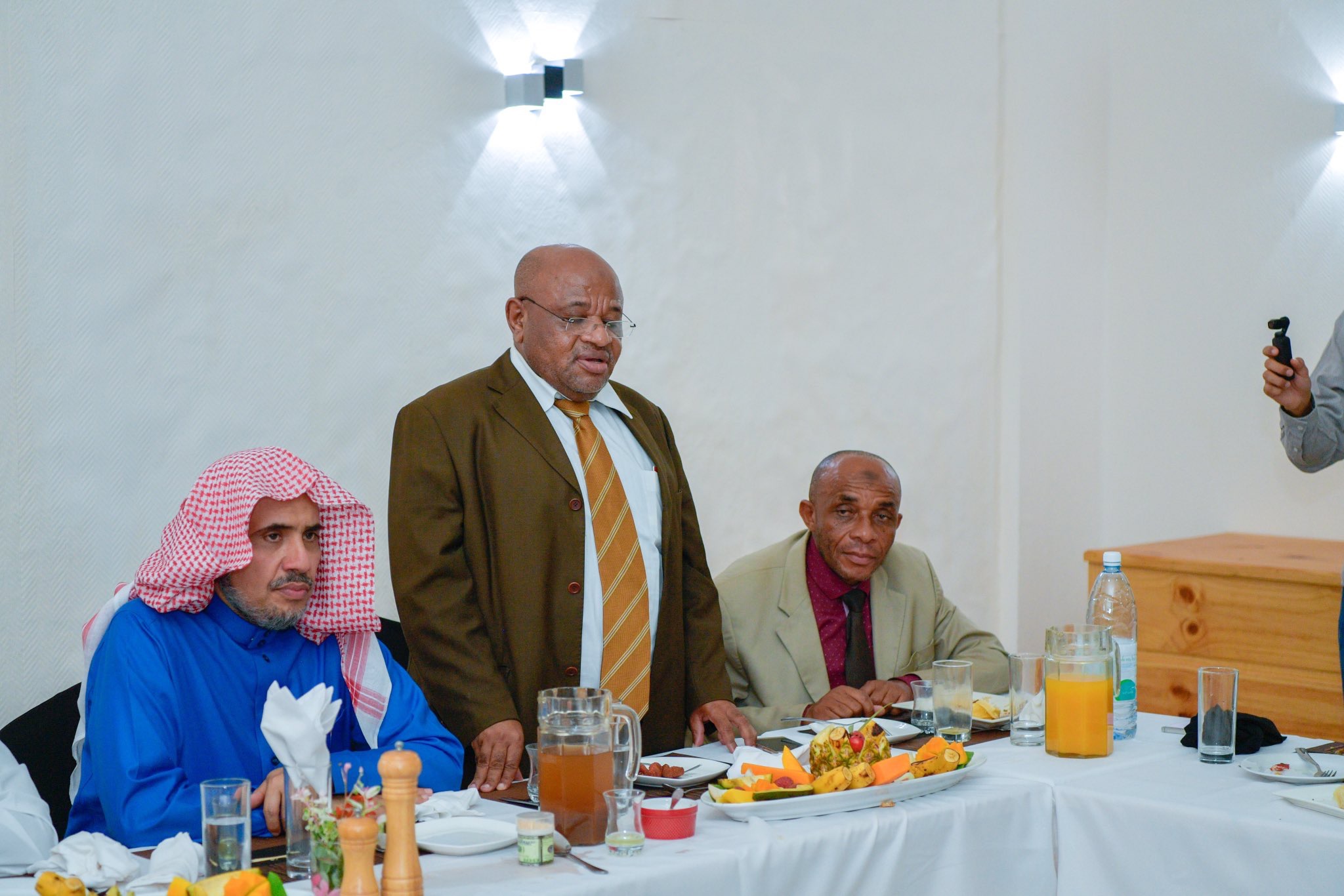 ‏معالي أمين عام ⁧رابطة العالم الإسلامي⁩ ووفد الرابطة يصلون إلى جمهورية ⁧جزر القمر⁩ ، وكان في استقبالهم بمطار ⁧بروني⁩ الدولي، معالي وزير الدولة للشؤون الخارجية السيد جمعة سيد عبدالله ، فيما أقام معالي وزير الخارجية بحضور معالي وزير الدفاع ورئيس ديوان الرئاسة مأدبة عشاء تكريماً للوفد.