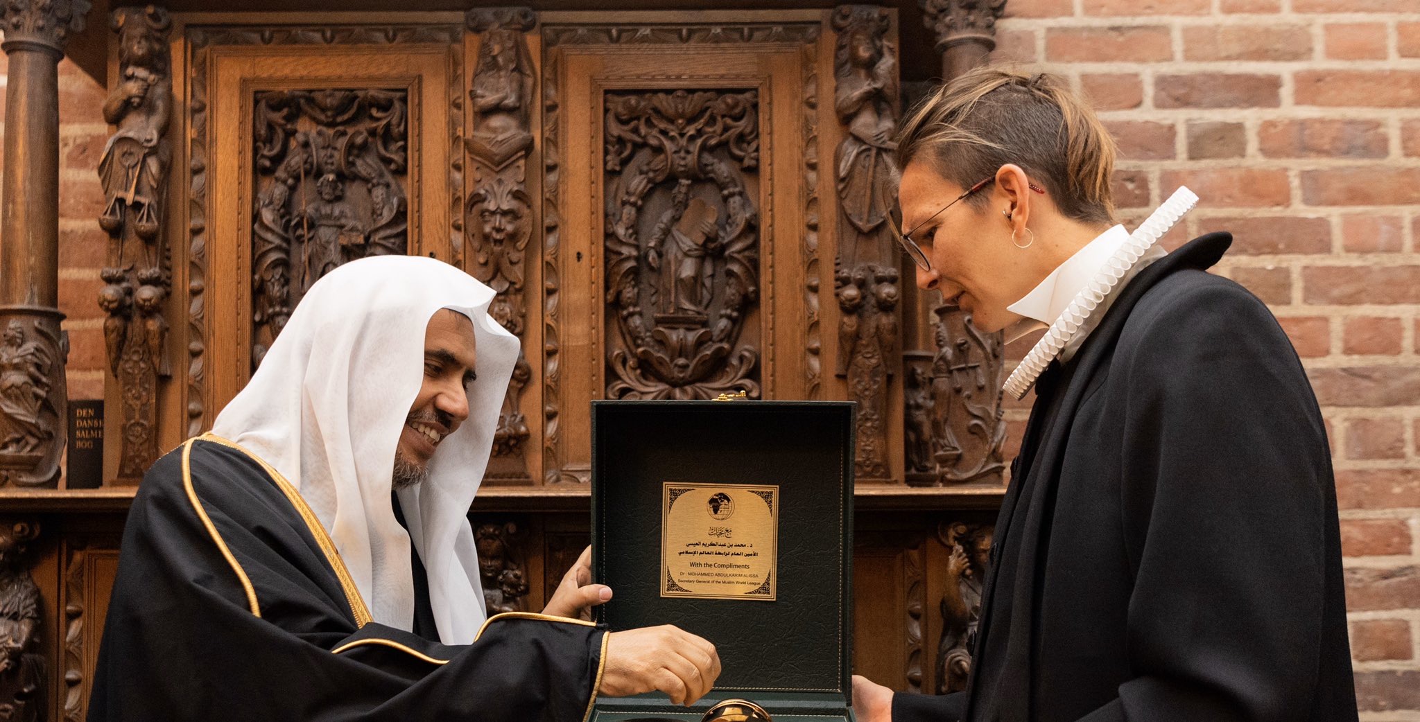 Le D.Mohammad Alissa durant une remise de cadeau à la responsable de la cathédrale Roskilde, qui est officiellement celle de la famille royale danoise dans le cadre des relations de l’entraide entre les adeptes des religions des cultures basées sur les dénominateurs communs.
