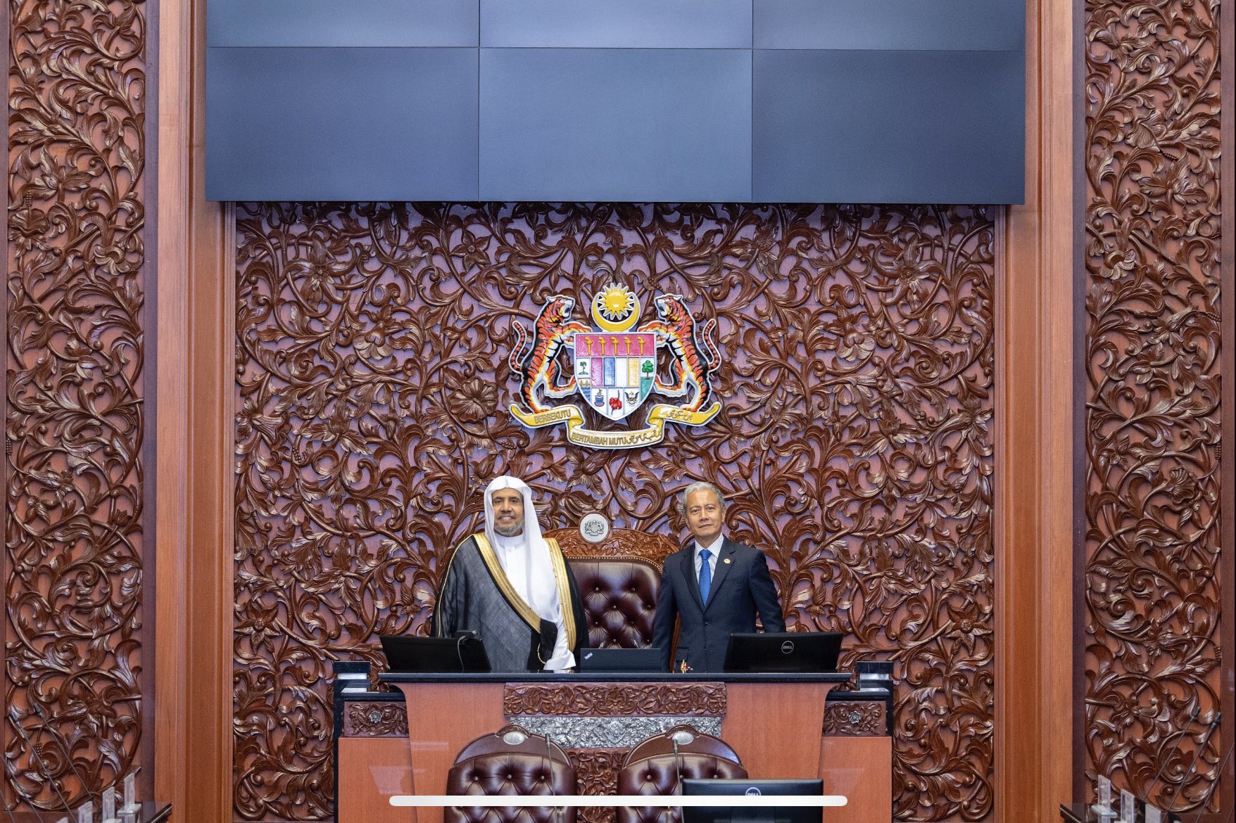 ملائیشیا پارلیمنٹ کے اسپیکر ازہر عزیزان نے پارلیمنٹ ہاؤس کوالالمپور میں ڈاکٹر محمد العیسی کا استقبال کیا