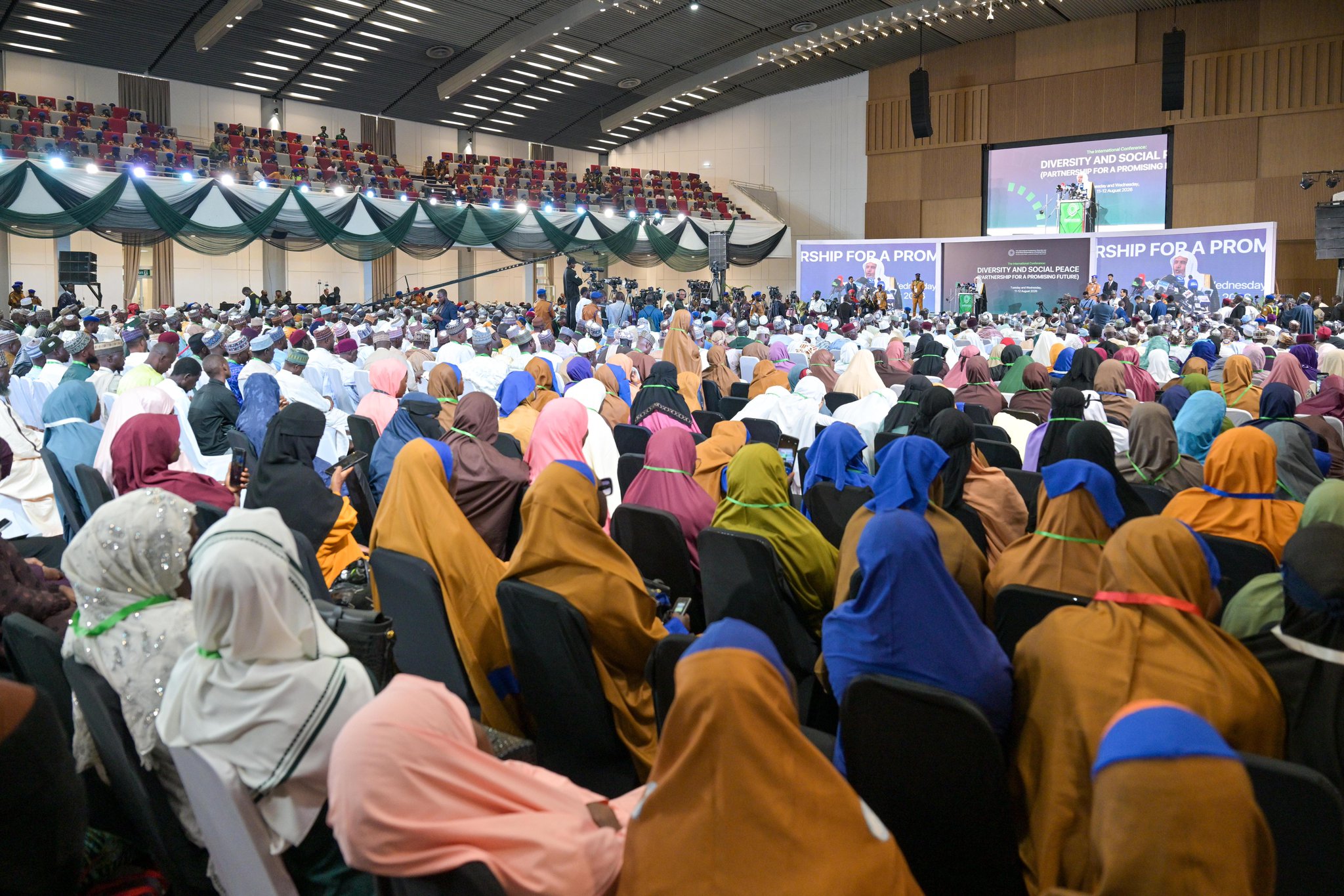 Foto-foto dari Konferensi Internasional yang diselenggarakan—pada malam ini—di ibu kota Nigeria, "Abuja", di bawah naungan Yang Mulia Presiden, serta partisipasi Yang Mulia Syekh Dr. Mohammed Al-Issa