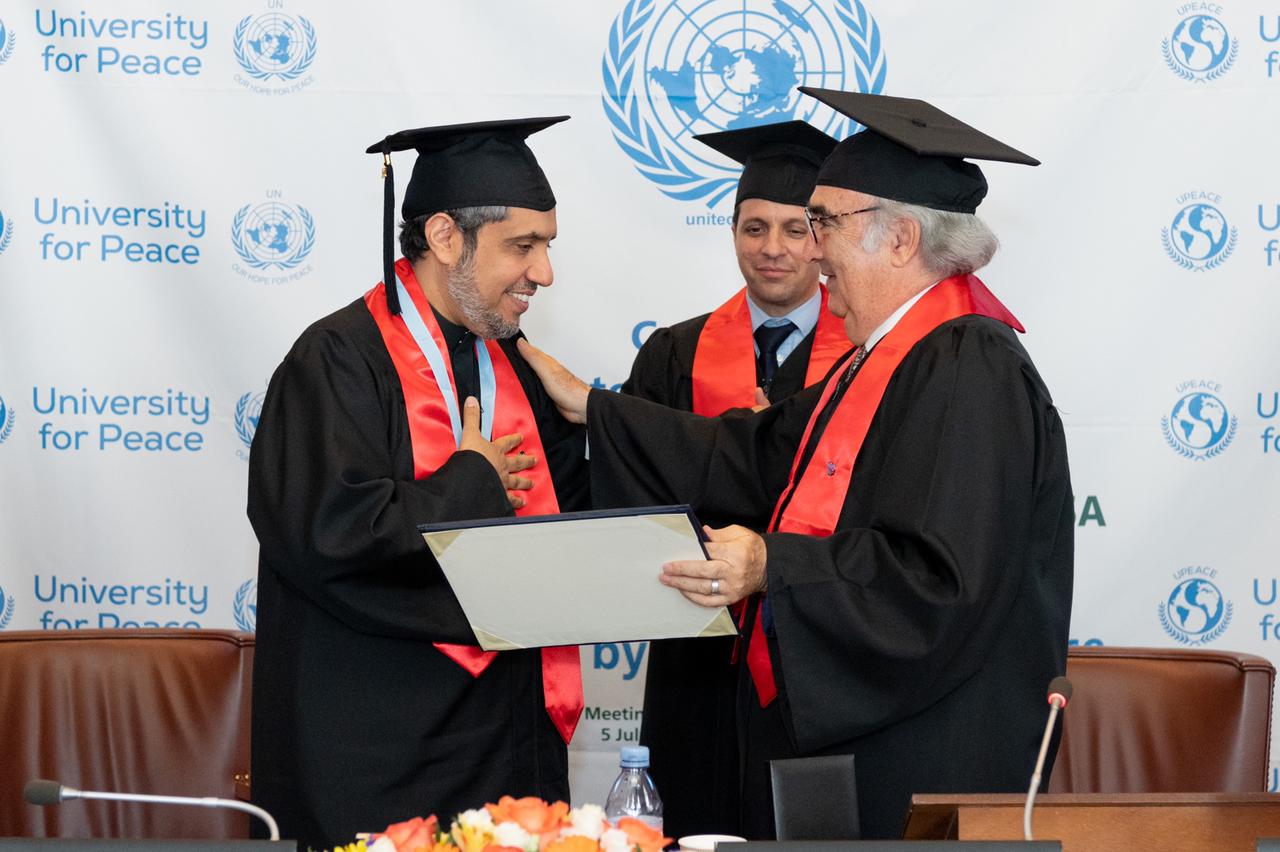 اقوام متحدہ کے مرکزی دفتر جنیوا میں معاون سیکرٹری جنرل کی موجودگی میں...اقوام متحدہ کی یونیورسٹی برائے امن  کی جانب سے ڈاکٹر العیسی کے لئے تعلیمی اعزاز