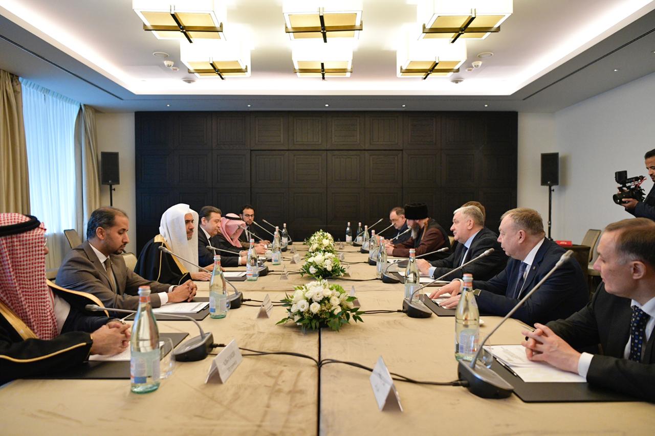 ڈاکٹر محمد العیسی ، ماسکو میں رابطہ عالم اسلامی اورمیانہ روی ، رواداری اورقومی انضمام کے تصورات کے فروغ کے لئے روس میں ثقافت ، سائنس وتعلیم کےلئے حکومتی فنڈ کےدرمیان تعاون سمجھوتے پردستخط کررہے ہیں