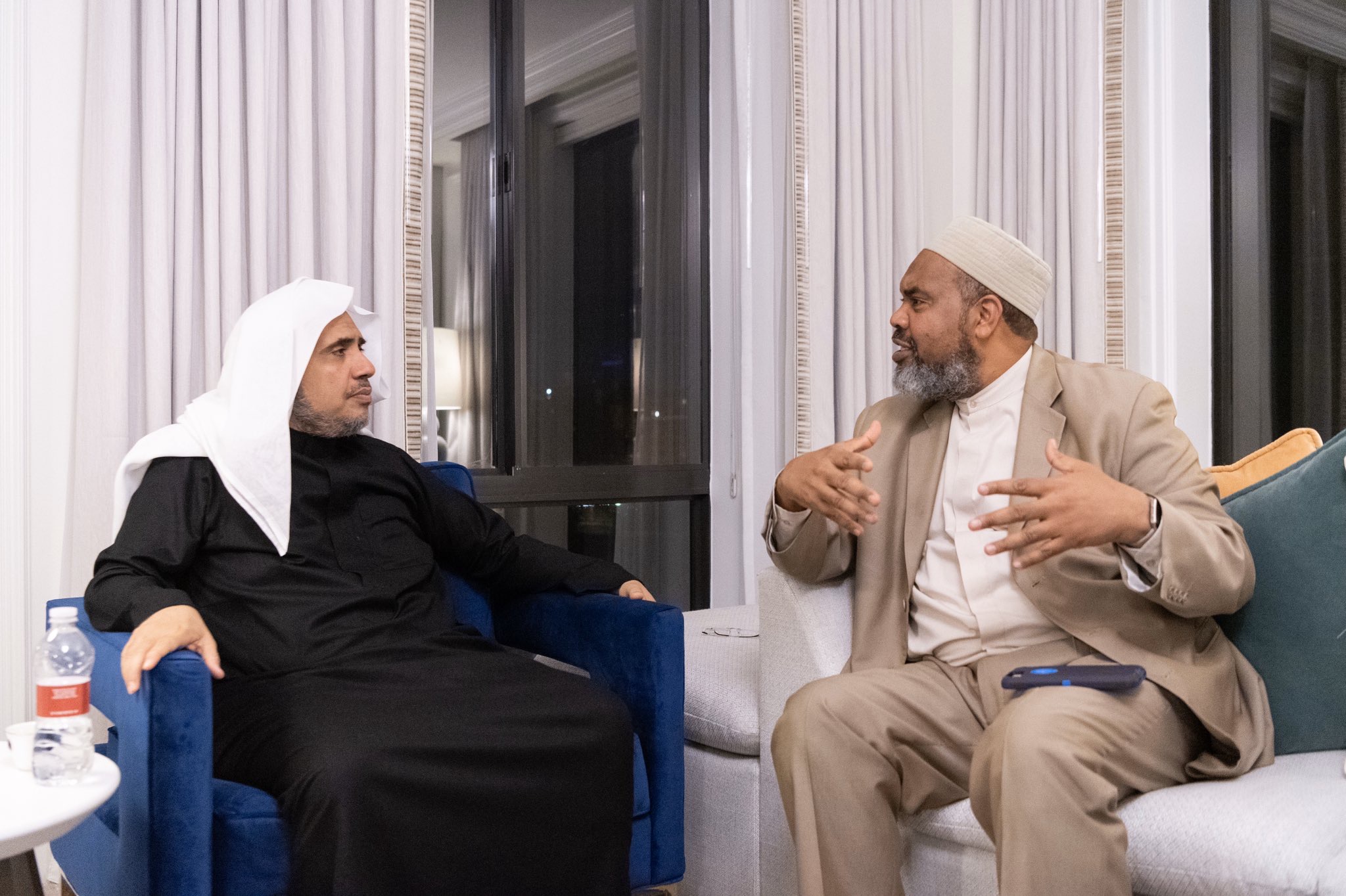 Durant sa visite au États Unis le Secrétaire général de la Ligue Islamique Mondiale a rencontré des responsables religieux qui ont insisté sur la nécessité de former les imams à travers le monde selon les principes de la Charte Mecque.