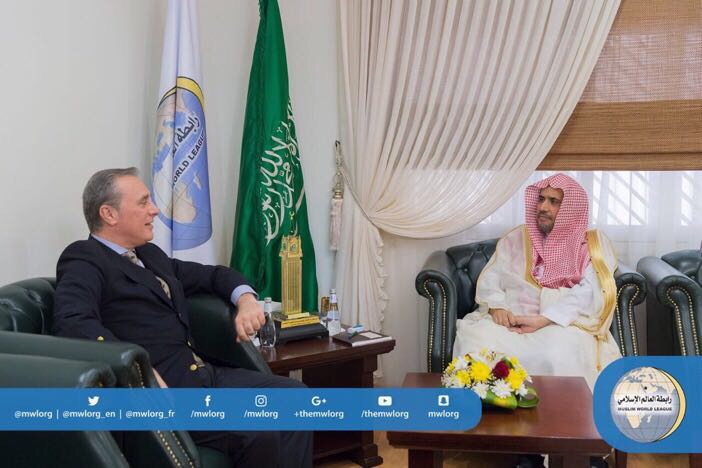 Le SG rencontrant l'Ambassadeur de la République italienne au Royaume d'Arabie Saoudite M. Luca Ferrari.