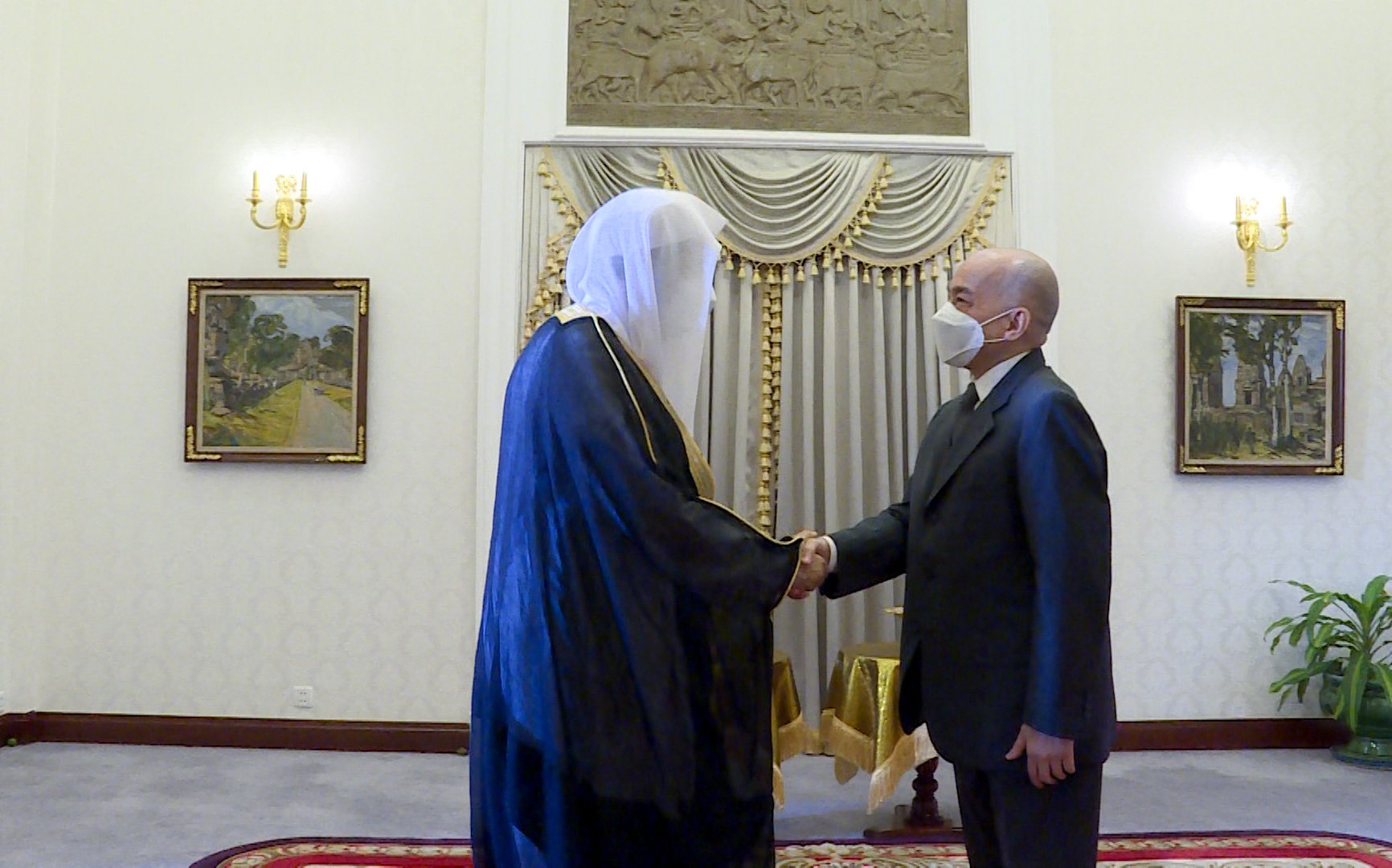 کمبوڈیا کے بادشاہ جناب نورودوم سیہامونی، شیخ ڈاکٹر محمد العیسی کااستقبال کررہے ہیں