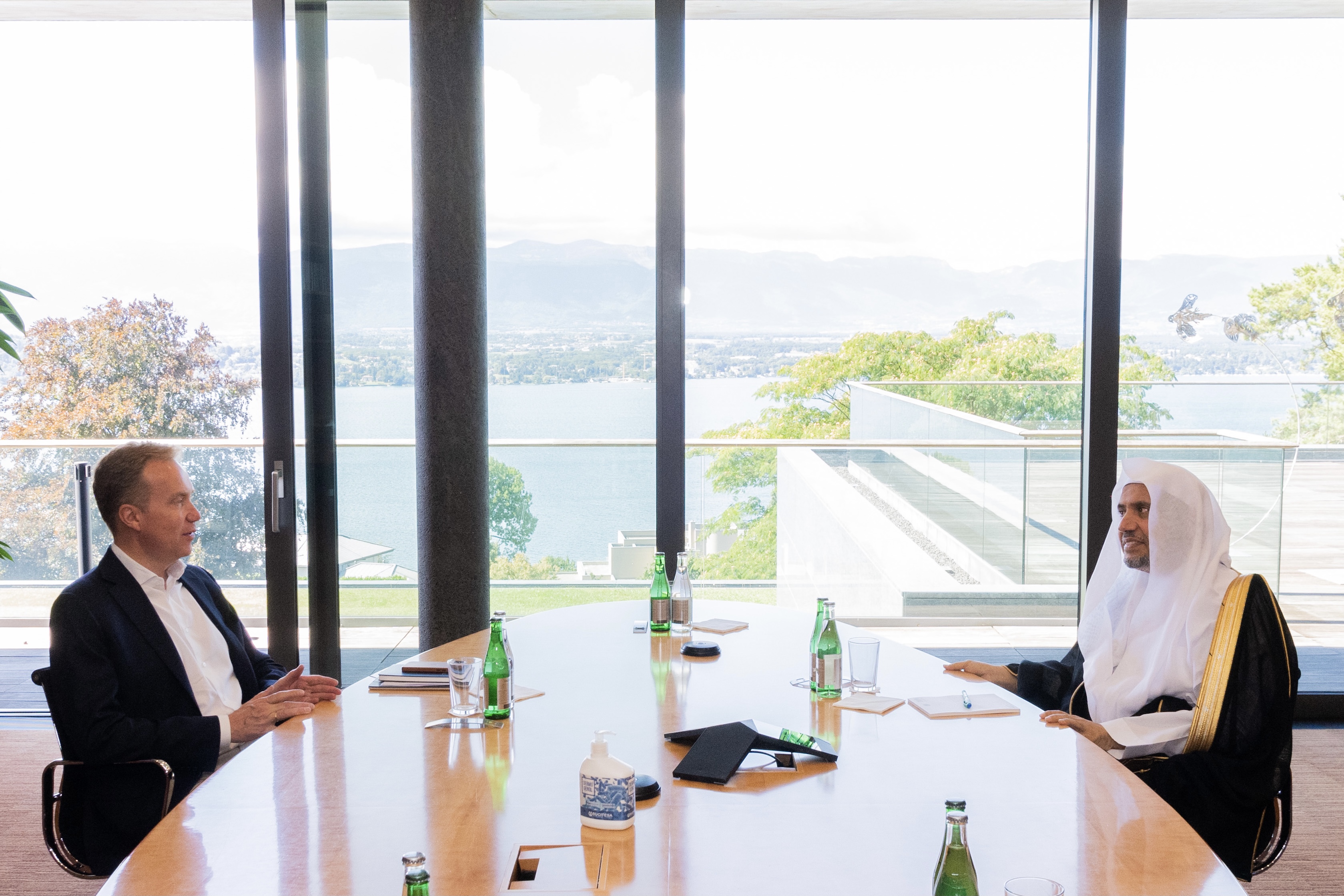 ورلڈ اکنامک فورم”ڈیووس” کے صدر بورج برینڈ نے جنیوا میں فورم کے مرکزی دفتر میں  عزت مآب شیخ ڈاکٹر محمد العیسی کا استقبال کیا