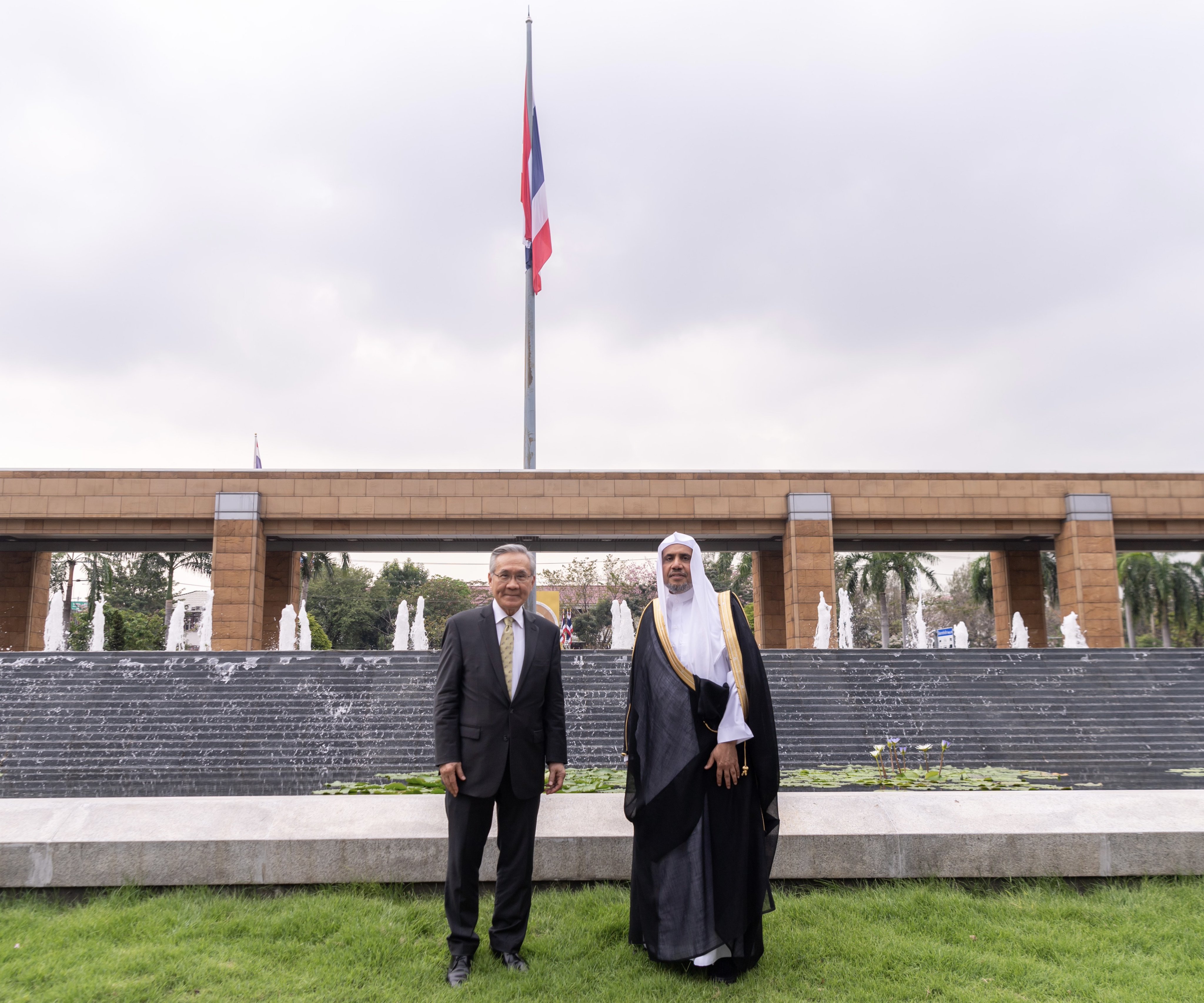 Yang Mulia SekJen tiba di Bangkok, disambut oleh Wakil PM & MENLU yang mengadakan makan siang untuknya