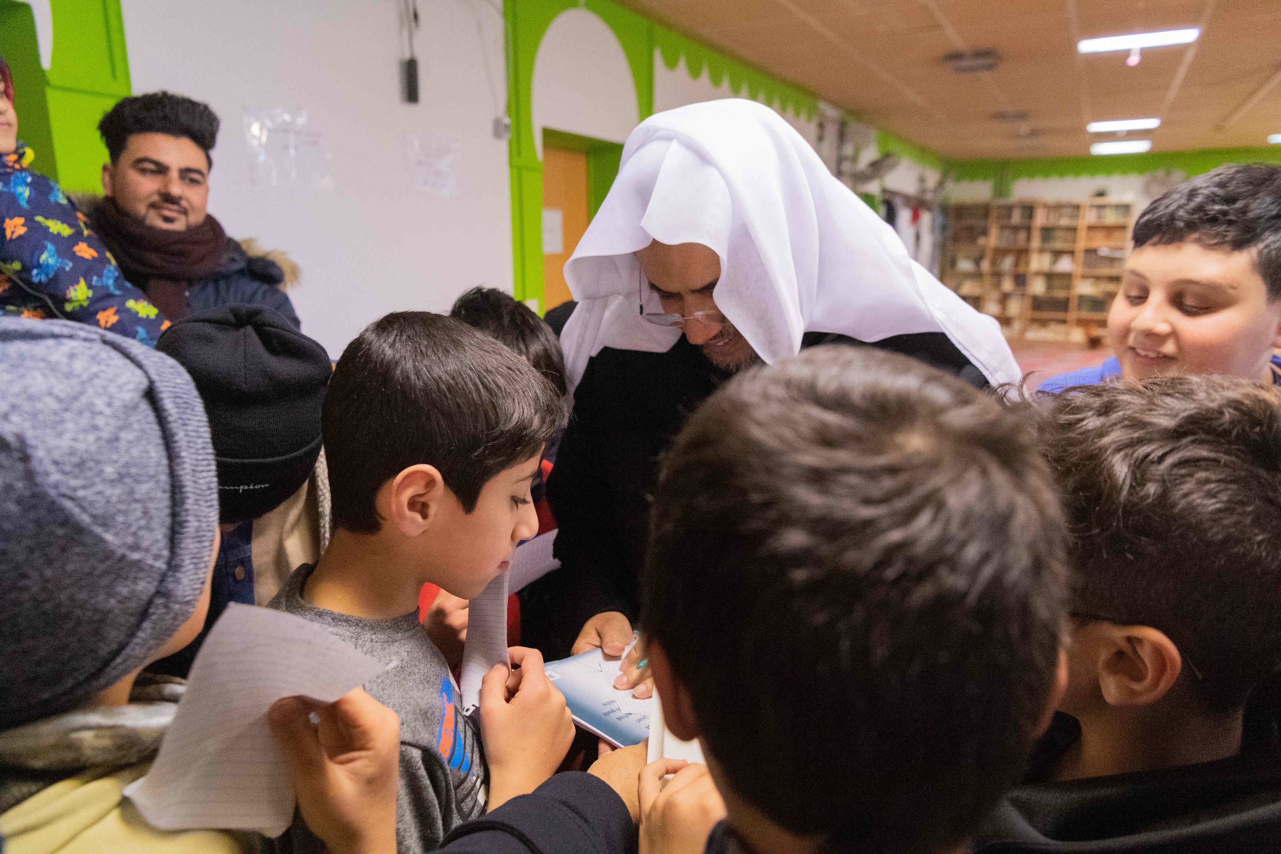 تعمل رابطة العالم الإسلامي‬⁩ عن قرب مع الأطفال وصغار الشباب حول العالم بالتنسيق المباشر مع دُوَلِهم الوطنية