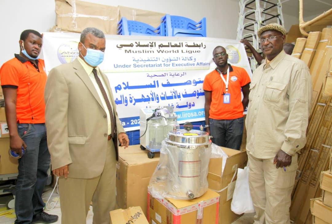 Dans la continuité de la participation de la Ligue Islamique Mondiale en Gambie le dispensaire  « La paix » après construction est équipé en appareils médicaux et fournitures diverses.
