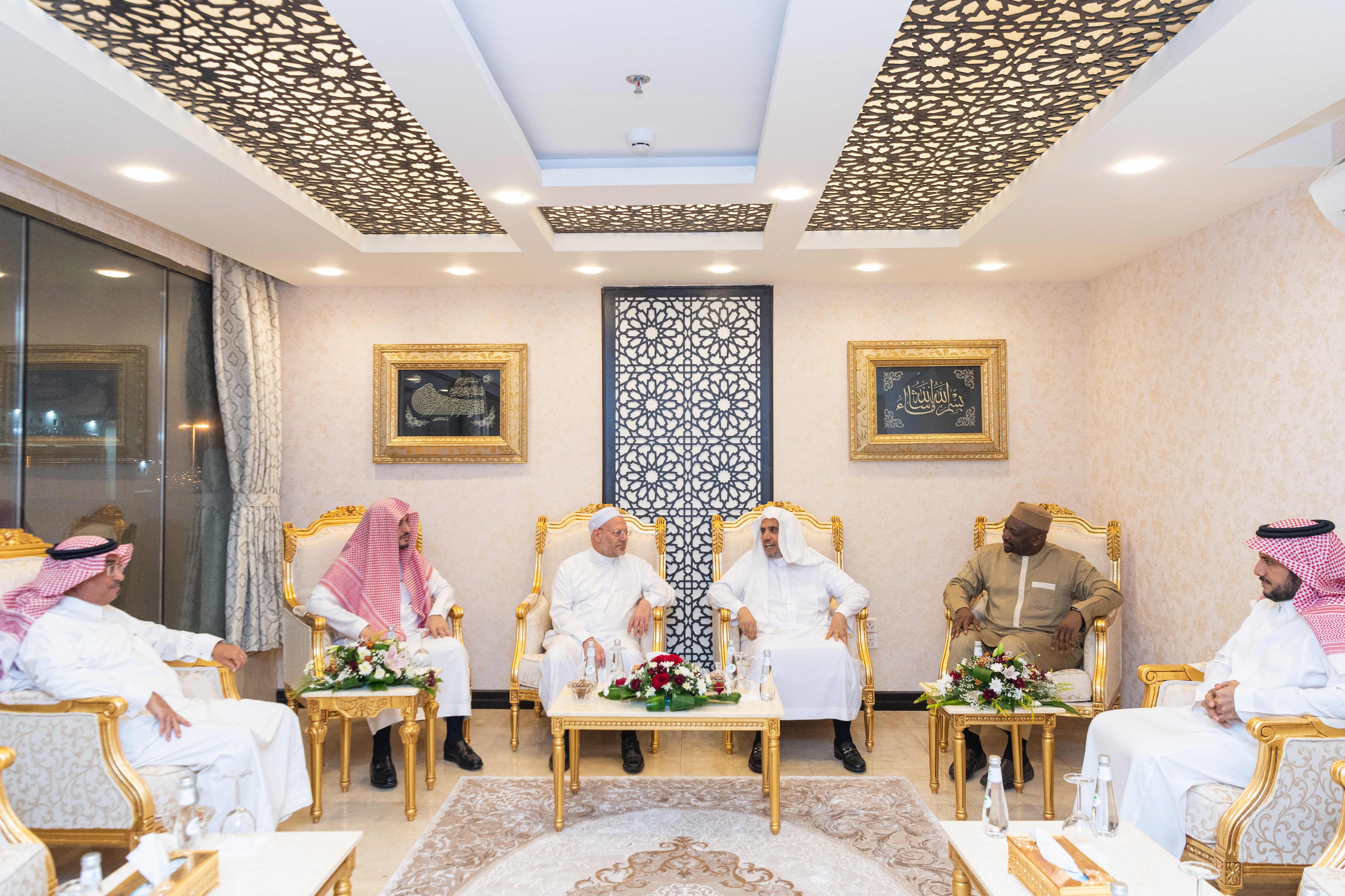 عزت مآب شیخ ڈاکٹر محمد العیسی نے ”حج اکبر“ کی شام منی میں اپنی رہائشگاہ پر مفتی اعظم مصر،مملکت کے ہیئۃ کبار العلماء کے سیکرٹری جنرل اور بین الاقوامی فقہ اکیڈمی کے سیکرٹری جنرل سے ملاقات کی