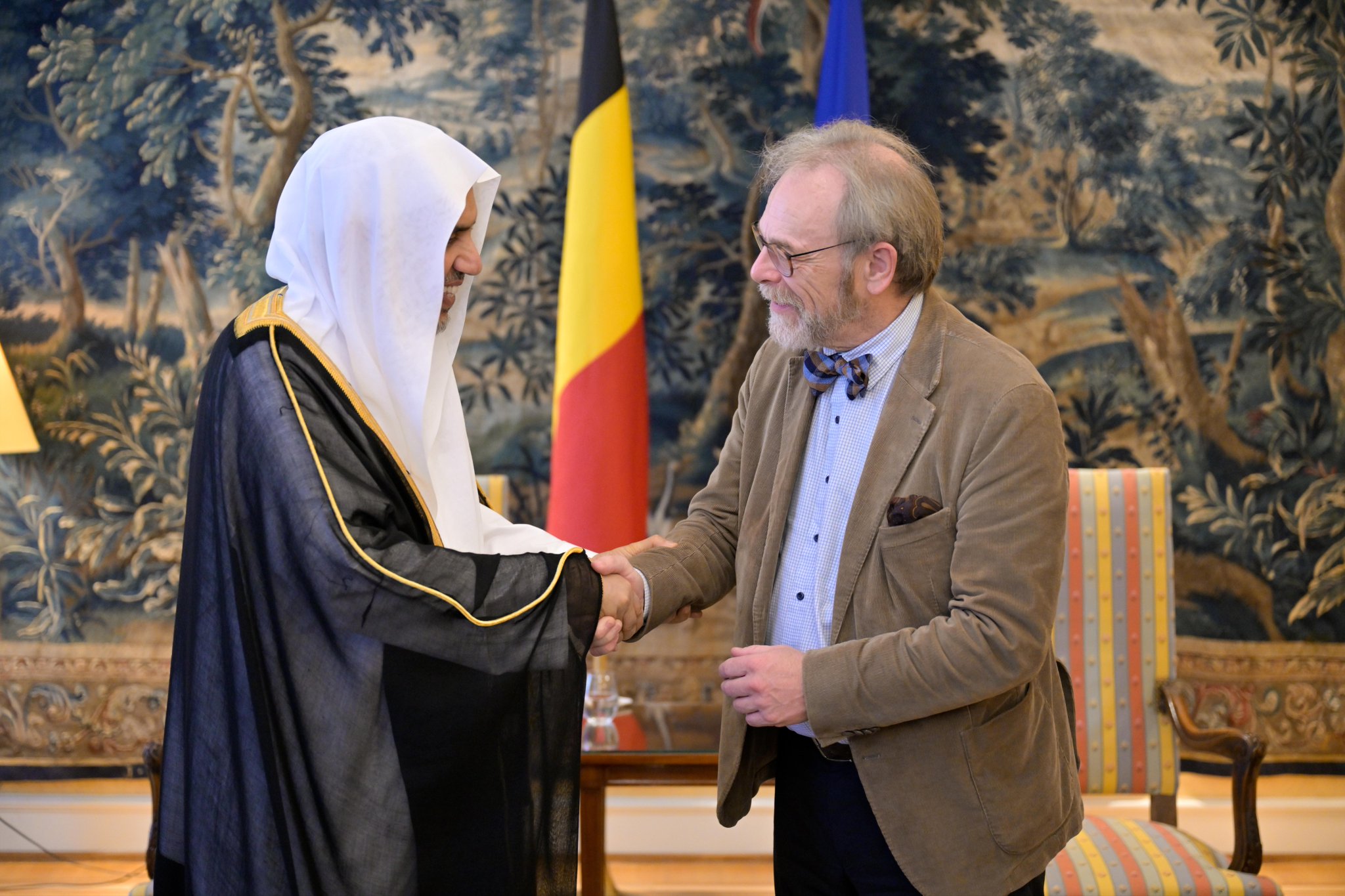 ‏التقى معالي الأمين العام، رئيسُ هيئة علماء المسلمين، فضيلةُ الشيخ د.⁧‫محمد العيسى‬⁩‬⁩، في مقرّ البرلمان الفيدراليّ بالعاصمة البلجيكية "بروكسل"، رئيسَ البرلمان الفيدرالي، السيد بيتر دي روفر