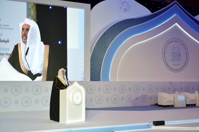 رابطہ عالم اسلامی کے سیکرٹری جنرل شیخ ڈاکٹر محمد العیسی ابو ظبی میں فروغِ امن کانفرنس سے خطاب کرتے ہوئے
