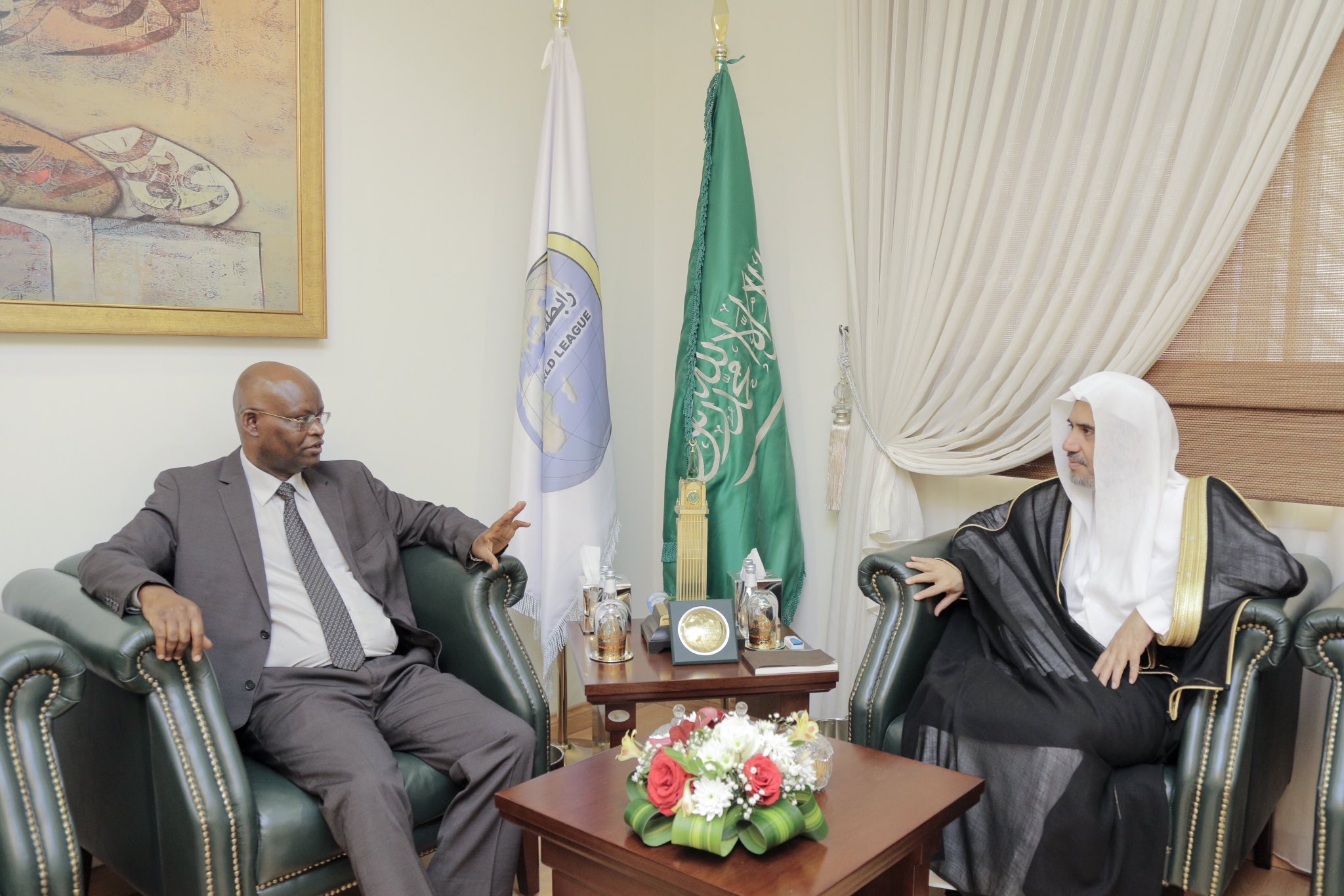 Le Secrétaire Général de la Ligue Islamique Mondiale, Cheikh Mohamed Al-Issa recevant l’Ambassadeur du Burundi auprès du Royaume Mr. Issa Moussa pour un entretien portant sur des centres d’intérêt commun.